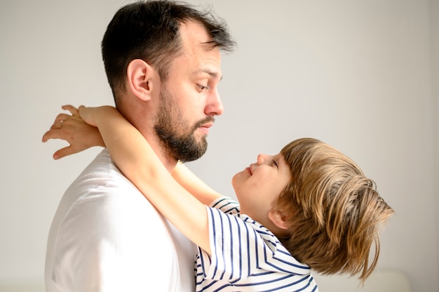 Primo piano padre e figlio