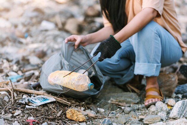 Primo piano per la conservazione dell'ambiente dei volontari aiuta a mantenere e ripulire i rifiuti di plastica e schiuma sulla spiaggia e nell'area forestale Giornata mondiale del volontariato per l'ambiente