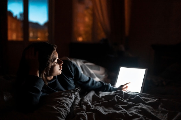 Primo piano per visualizzare le mani della donna tenere tablet con schermo vuoto.