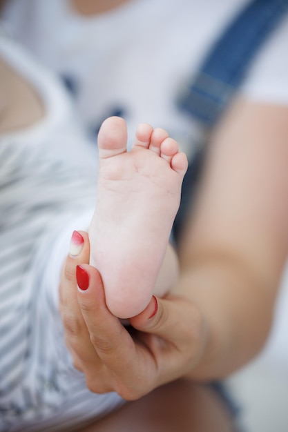 primo piano piedi e mani del bambino