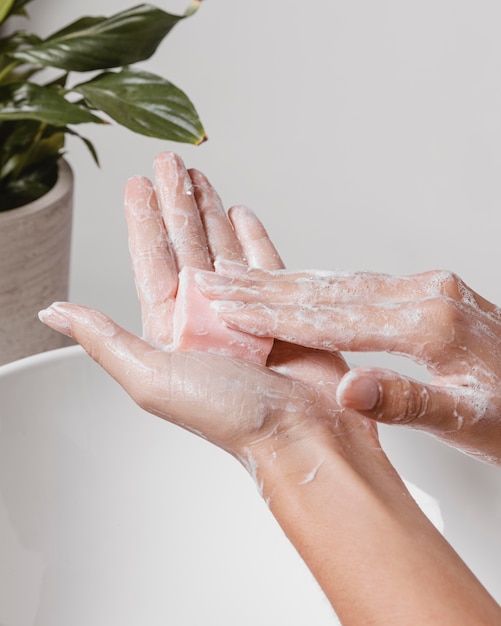 Primo piano pulizia profonda delle mani con acqua e sapone