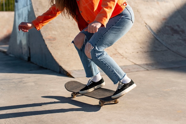 Primo piano ragazza su skateboard