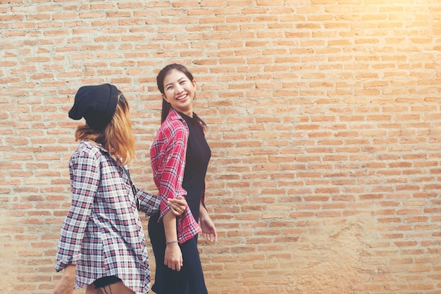 Primo piano ritratto di due belle pantaloni a vita bassa due amiche sorridono,