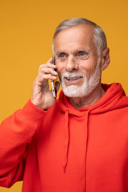 Primo piano sorridente che parla al telefono