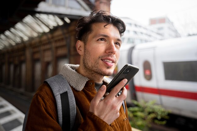 Primo piano sorridente che tiene il telefono