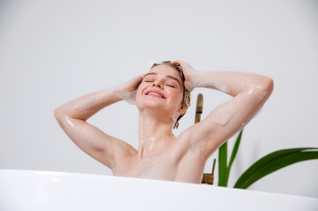 Primo piano sorridente donna che fa il bagno