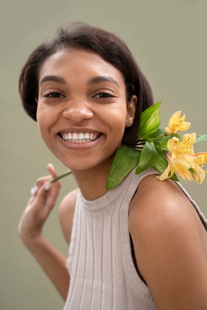 Primo piano sorridente donna con fiore