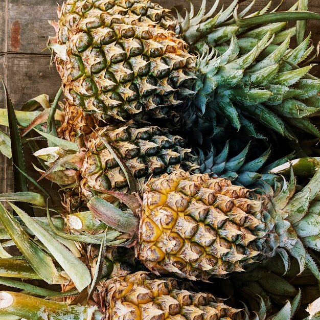 Primo piano spinoso degli ananas nel mercato