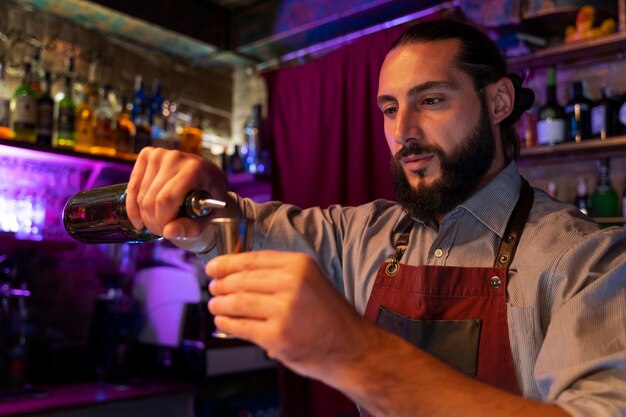 Primo piano su barista e cocktail shaker