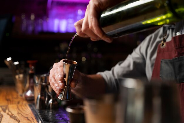 Primo piano su barista e cocktail shaker