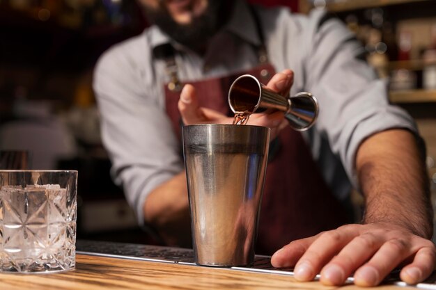 Primo piano su barista e cocktail shaker