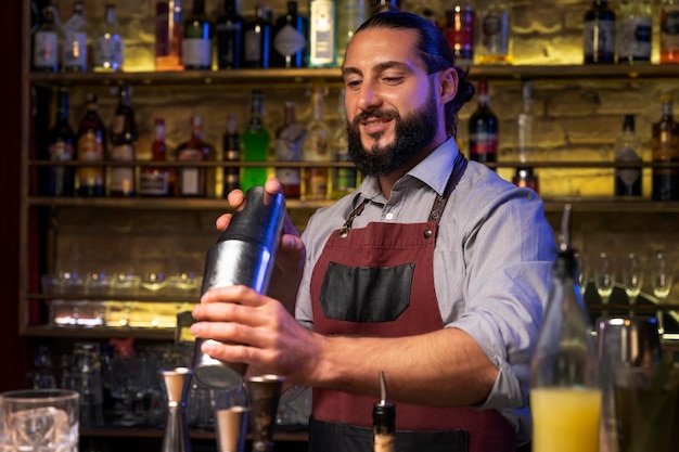 Primo piano su barista e cocktail shaker