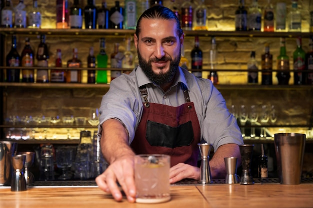 Primo piano su barista e cocktail shaker