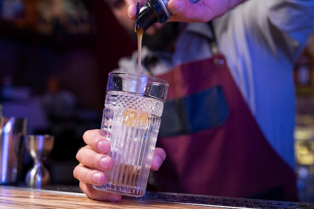Primo piano su barista e cocktail shaker