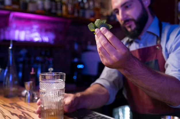 Primo piano su barista e cocktail shaker