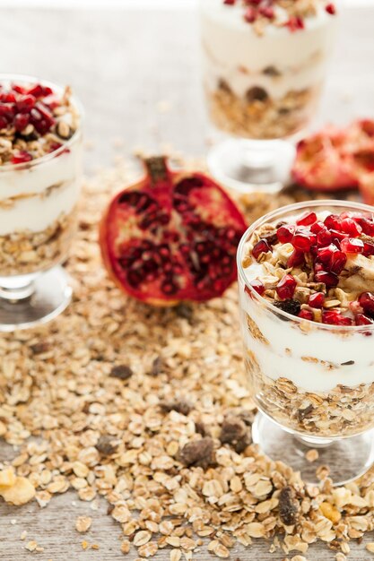 Primo piano su bicchieri con muesli fatto in casa con melograno