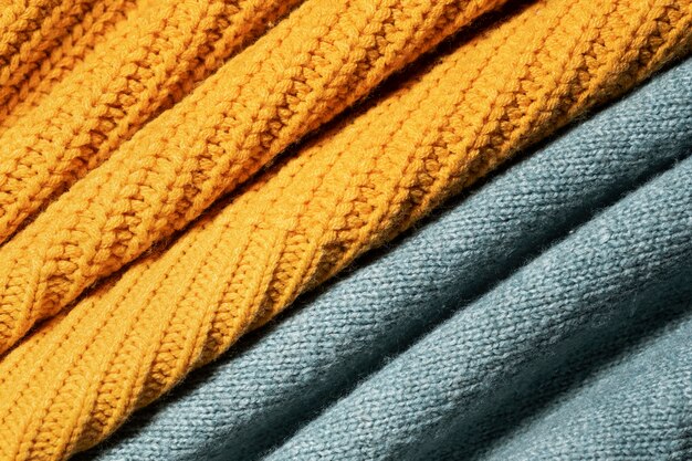 Primo piano su capi di abbigliamento a trama accogliente