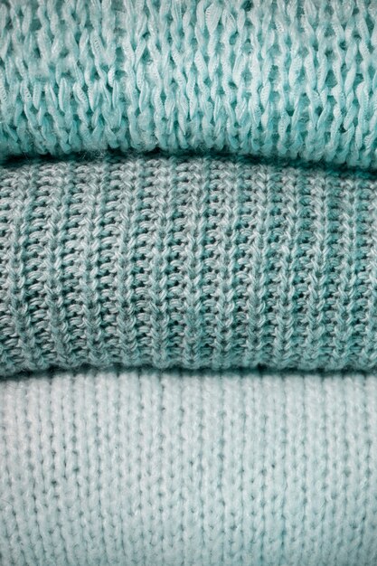 Primo piano su capi di abbigliamento a trama accogliente
