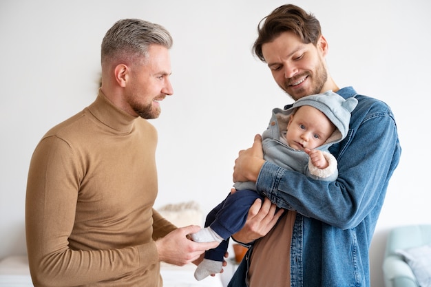 Primo piano su due papà e un bambino