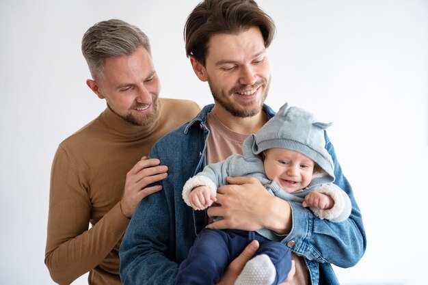 Primo piano su due papà e un bambino