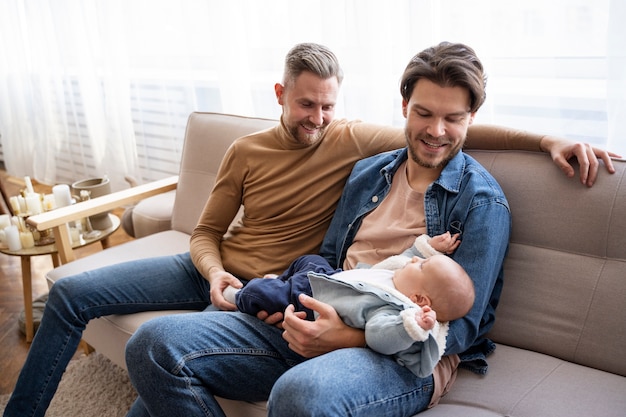 Primo piano su due papà e un bambino