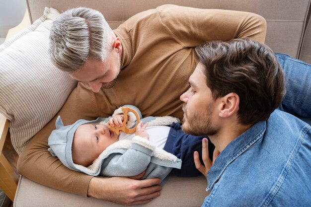 Primo piano su due papà e un bambino