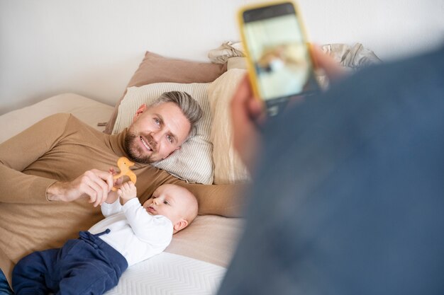 Primo piano su due papà e un bambino