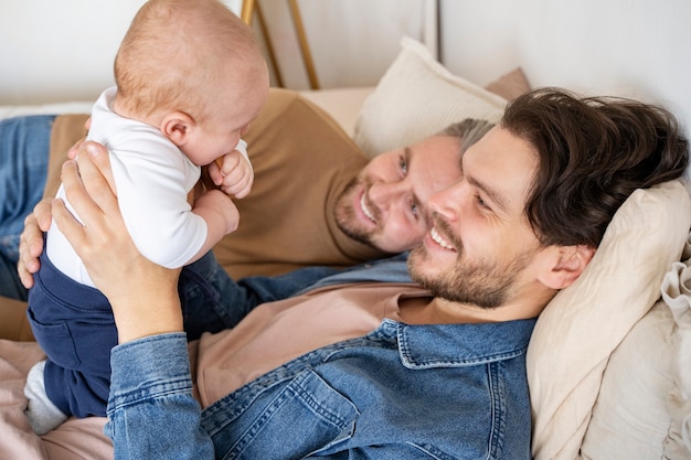 Primo piano su due papà e un bambino