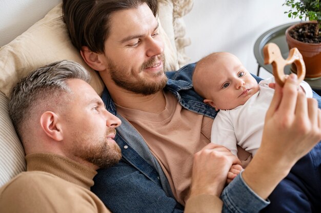 Primo piano su due papà e un bambino