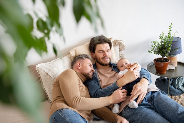 Primo piano su due papà e un bambino