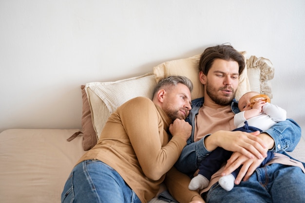 Primo piano su due papà e un bambino