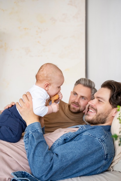 Primo piano su due papà e un bambino