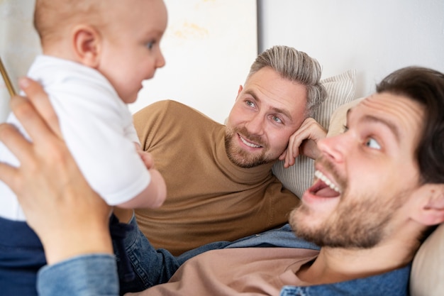 Primo piano su due papà e un bambino