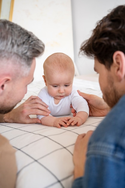 Primo piano su due papà e un bambino