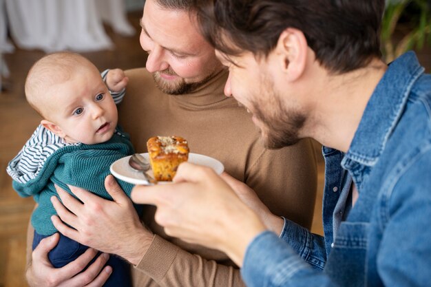 Primo piano su due papà e un bambino