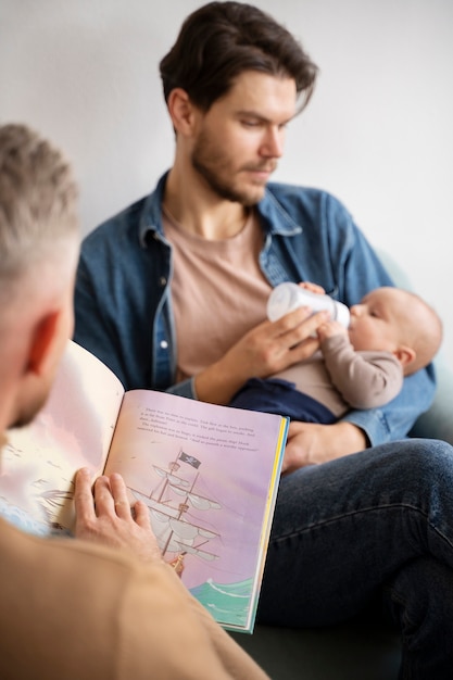 Primo piano su due papà e un bambino