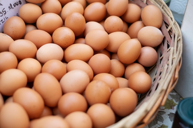 Primo piano su generi alimentari di uova ecologiche