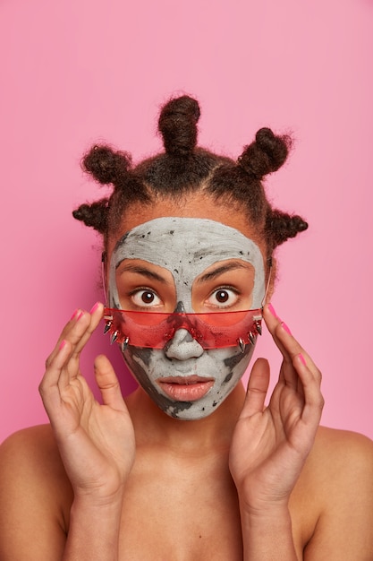 Primo piano su giovane bella donna con maschera facciale