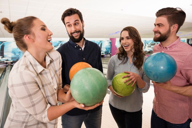 Primo piano su giovani amici che godono di bowling