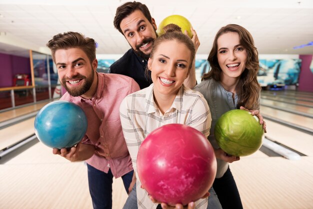 Primo piano su giovani amici che godono di bowling