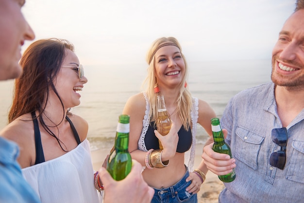 Primo piano su giovani amici che si divertono sulla spiaggia