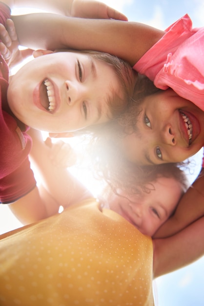 Primo piano su giovani bei bambini che si divertono insieme