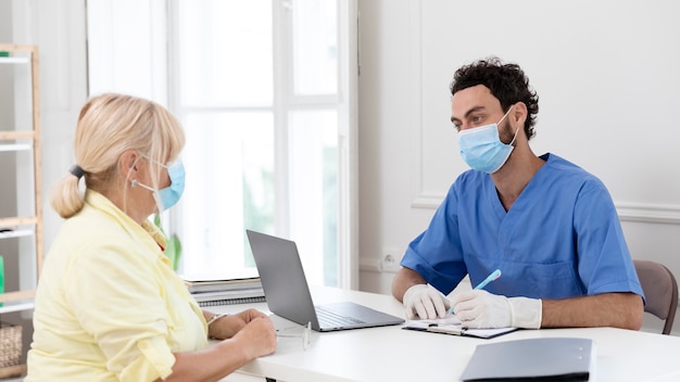 Primo piano su paziente che parla con il medico del vaccino