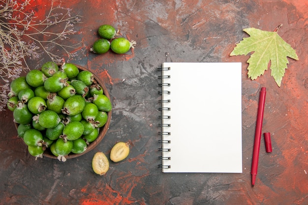 Primo piano su piccoli frutti di feijoas freschi di bomba vitaminica