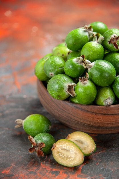 Primo piano su piccoli frutti di feijoas freschi di bomba vitaminica