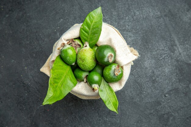 Primo piano su piccoli frutti di feijoas freschi di bomba vitaminica