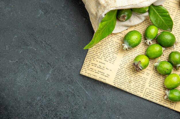 Primo piano su piccoli frutti di feijoas freschi di bomba vitaminica