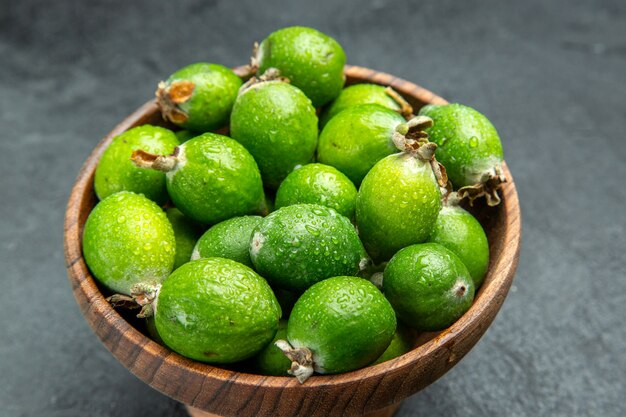 Primo piano su piccoli frutti di feijoas freschi di bomba vitaminica