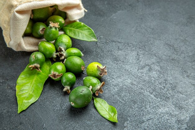 Primo piano su piccoli frutti di feijoas freschi di bomba vitaminica