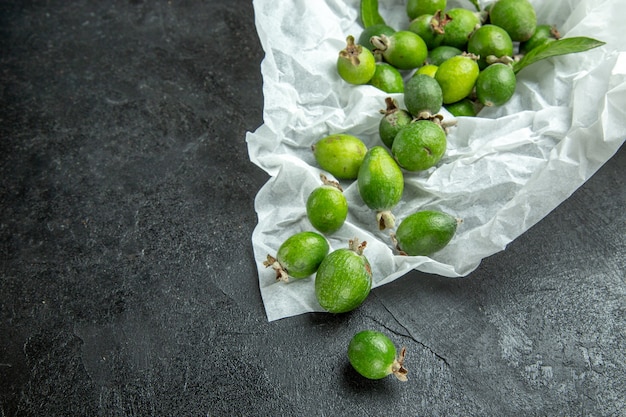 Primo piano su piccoli frutti di feijoas freschi di bomba vitaminica